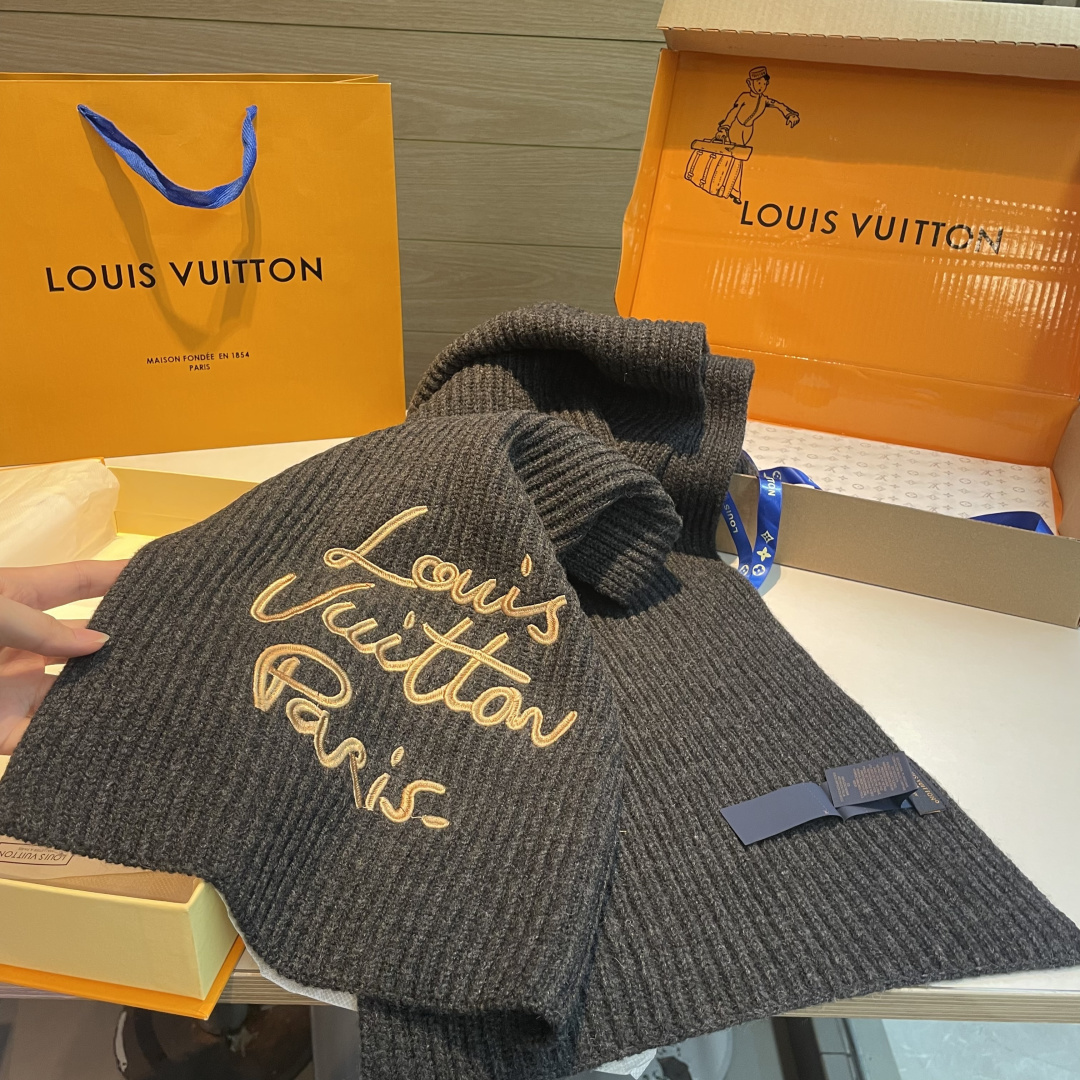 🆕 爆款上新 情侣款👍👍LV 独家牛货🐂  奢华尽在尺寸之间，高端品质‼️具有超高羊绒品质才会被此品牌青睐‼️这种精品是