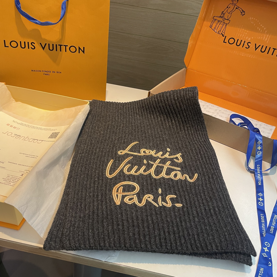 🆕 爆款上新 情侣款👍👍LV 独家牛货🐂  奢华尽在尺寸之间，高端品质‼️具有超高羊绒品质才会被此品牌青睐‼️这种精品是