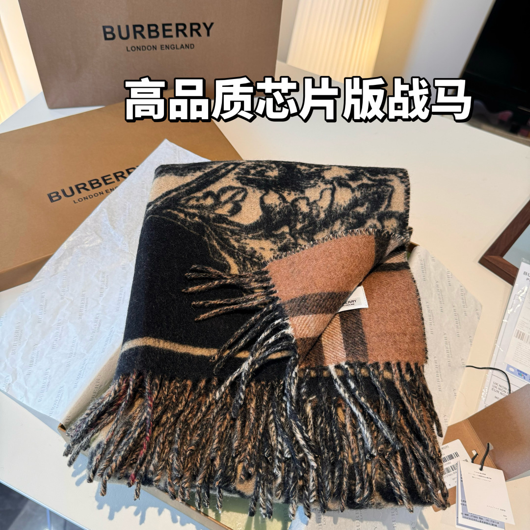🆕 高货版本,朋友工厂订单,余一百百多条,市面最好的战马焦糖,高货,Bur战马骑士双面披肩,各种好看,被誉为Burbe 🆕 高货版本,朋友工厂订单,余一百百多条,市面最好的战马焦糖,高货,Bur战马骑士双面披肩,各种好看,被誉为Burbe