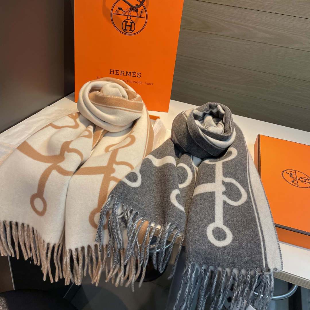 🆕 全网都爱的一款双面羊绒围巾,Casaque 🆕 Porte-Clefs 触感柔软细腻 软软绵绵如云朵般轻盈包裹 🆕 全网都爱的一款双面羊绒围巾,Casaque 🆕 Porte-Clefs 触感柔软细腻 软软绵绵如云朵般轻盈包裹