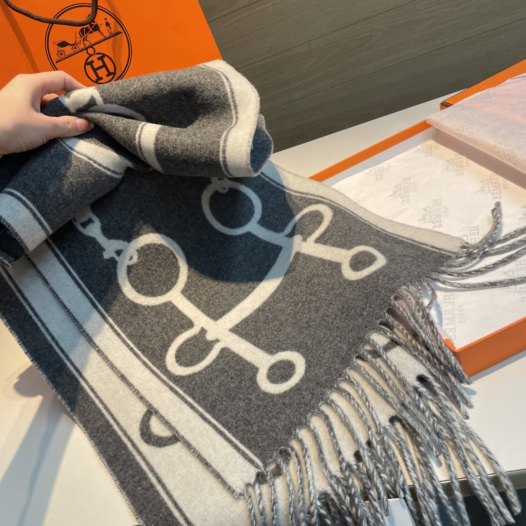 🆕 全网都爱的一款双面羊绒围巾,Casaque 🆕 Porte-Clefs 触感柔软细腻 软软绵绵如云朵般轻盈包裹 🆕 全网都爱的一款双面羊绒围巾,Casaque 🆕 Porte-Clefs 触感柔软细腻 软软绵绵如云朵般轻盈包裹