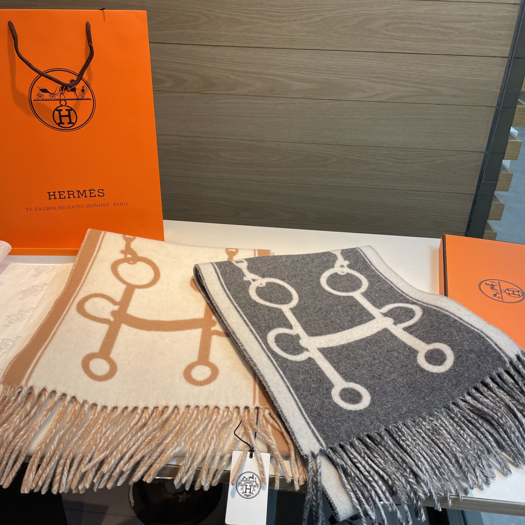 🆕  全网都爱的一款双面羊绒围巾，Casaque 🆕 Porte-Clefs 触感柔软细腻 软软绵绵如云朵般轻盈包裹 	