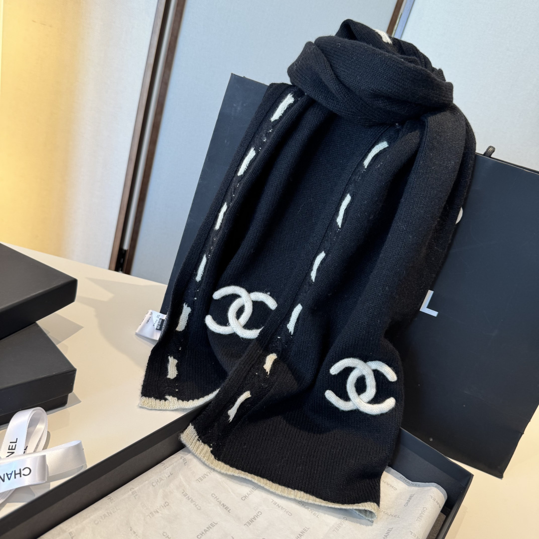 🆕 【香家臻品】 全新上市，甄选顶级羊绒面料， 触感细腻如云。重工匠心独运， 以精湛手工针织工艺，融入典雅串绳细节，勾勒