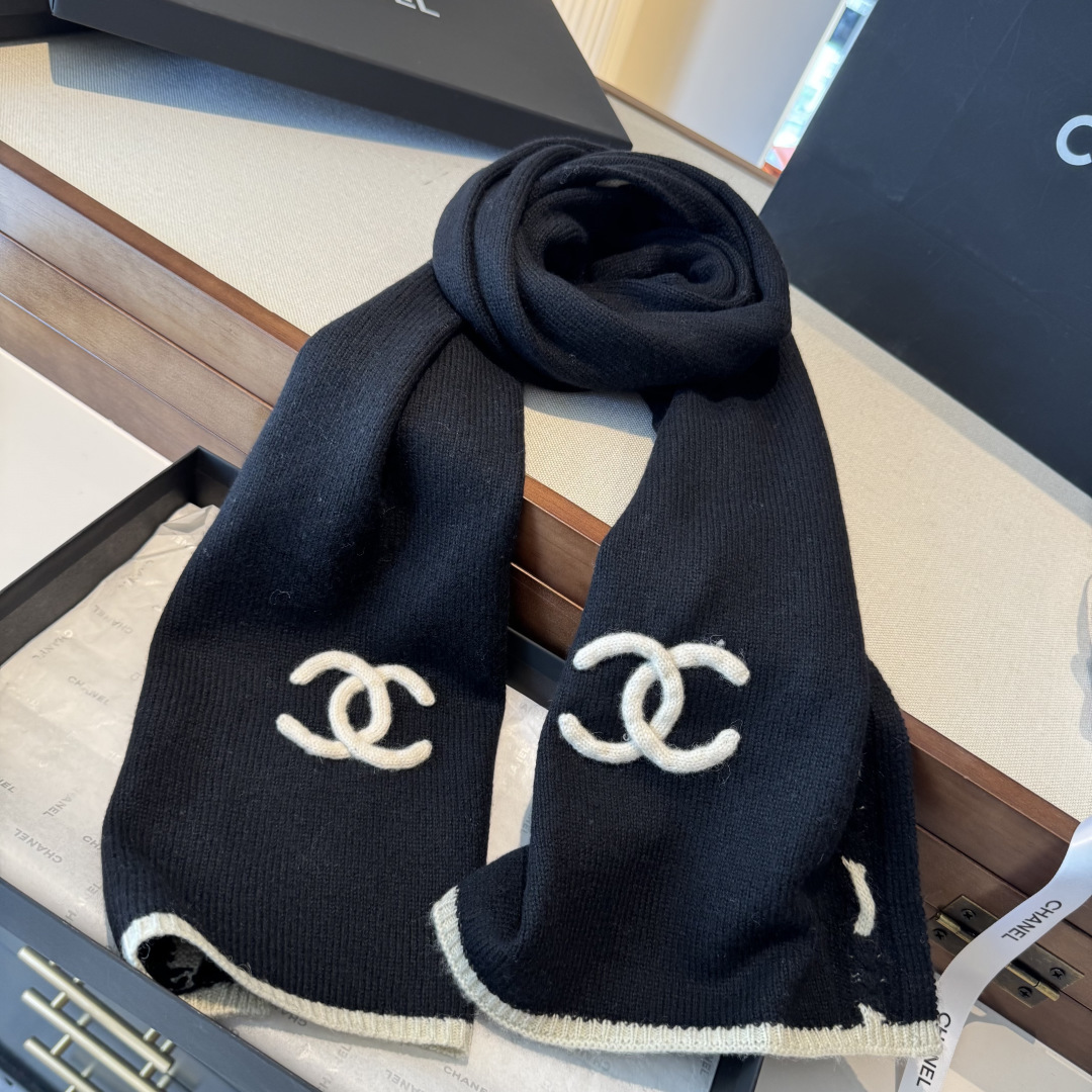 🆕 【香家臻品】 全新上市，甄选顶级羊绒面料， 触感细腻如云。重工匠心独运， 以精湛手工针织工艺，融入典雅串绳细节，勾勒