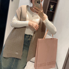 🆕 miumiu男女同款 又保暖又有质感的羊绒围巾,温暖一整个冬天,毛茸茸的好温暖,秋冬氛围感拉满,高级又好看,尺寸3 🆕 miumiu男女同款 又保暖又有质感的羊绒围巾,温暖一整个冬天,毛茸茸的好温暖,秋冬氛围感拉满,高级又好看,尺寸3