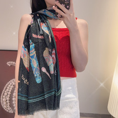 🆕 会发光发亮的围巾银丝羊绒长巾✨专柜同步‼️真心赞‼️驴家路易威登经典 Monogram 图案搭配彩色边框再添华美格 🆕 会发光发亮的围巾银丝羊绒长巾✨专柜同步‼️真心赞‼️驴家路易威登经典 Monogram 图案搭配彩色边框再添华美格