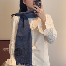 🆕 山羊绒围巾(100%山羊绒)。 这款山羊绒围巾在尼泊尔纯手工制作,以编织工艺呈现低调的“H”字母图案,并点缀刺绣皮 🆕 山羊绒围巾(100%山羊绒)。 这款山羊绒围巾在尼泊尔纯手工制作,以编织工艺呈现低调的“H”字母图案,并点缀刺绣皮