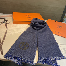 🆕 山羊绒围巾(100%山羊绒)。 这款山羊绒围巾在尼泊尔纯手工制作,以编织工艺呈现低调的“H”字母图案,并点缀刺绣皮 🆕 山羊绒围巾(100%山羊绒)。 这款山羊绒围巾在尼泊尔纯手工制作,以编织工艺呈现低调的“H”字母图案,并点缀刺绣皮