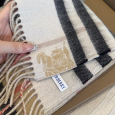 Burberry(巴宝莉)最新双面战马Logo格子羊毛围巾👍完全等于2条围巾‼️专柜热卖的新款,非 Burberry(巴宝莉)最新双面战马Logo格子羊毛围巾👍完全等于2条围巾‼️专柜热卖的新款,非