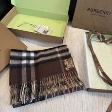 Burberry(巴宝莉)最新双面战马Logo格子羊毛围巾👍完全等于2条围巾‼️专柜热卖的新款,非 Burberry(巴宝莉)最新双面战马Logo格子羊毛围巾👍完全等于2条围巾‼️专柜热卖的新款,非