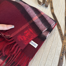 Burberry(巴宝莉)最新双面战马Logo格子羊毛围巾👍完全等于2条围巾‼️专柜热卖的新款,非 Burberry(巴宝莉)最新双面战马Logo格子羊毛围巾👍完全等于2条围巾‼️专柜热卖的新款,非