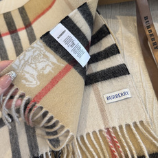 Burberry(巴宝莉)最新双面战马Logo格子羊毛围巾👍完全等于2条围巾‼️专柜热卖的新款,非 Burberry(巴宝莉)最新双面战马Logo格子羊毛围巾👍完全等于2条围巾‼️专柜热卖的新款,非