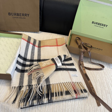Burberry(巴宝莉)最新双面战马Logo格子羊毛围巾👍完全等于2条围巾‼️专柜热卖的新款,非 Burberry(巴宝莉)最新双面战马Logo格子羊毛围巾👍完全等于2条围巾‼️专柜热卖的新款,非