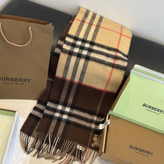 Burberry(巴宝莉)最新双面战马Logo格子羊毛围巾👍完全等于2条围巾‼️专柜热卖的新款,非 Burberry(巴宝莉)最新双面战马Logo格子羊毛围巾👍完全等于2条围巾‼️专柜热卖的新款,非