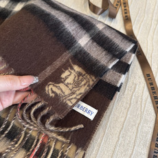 Burberry(巴宝莉)最新双面战马Logo格子羊毛围巾👍完全等于2条围巾‼️专柜热卖的新款,非 Burberry(巴宝莉)最新双面战马Logo格子羊毛围巾👍完全等于2条围巾‼️专柜热卖的新款,非