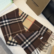 Burberry(巴宝莉)最新双面战马Logo格子羊毛围巾👍完全等于2条围巾‼️专柜热卖的新款,非 Burberry(巴宝莉)最新双面战马Logo格子羊毛围巾👍完全等于2条围巾‼️专柜热卖的新款,非
