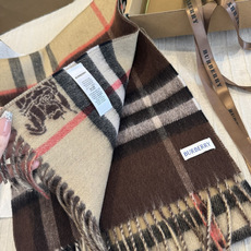 Burberry(巴宝莉)最新双面战马Logo格子羊毛围巾👍完全等于2条围巾‼️专柜热卖的新款,非 Burberry(巴宝莉)最新双面战马Logo格子羊毛围巾👍完全等于2条围巾‼️专柜热卖的新款,非
