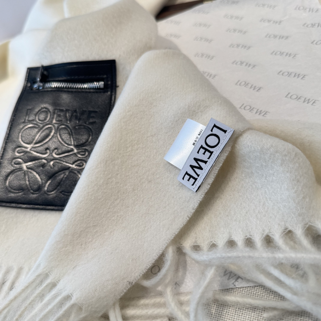 🆕 上新！Loewe · 罗意威️难得一见的温柔配色，低调又不失优雅❗️】重点推荐❗️双面配色，一条围巾两种风格搭配，高