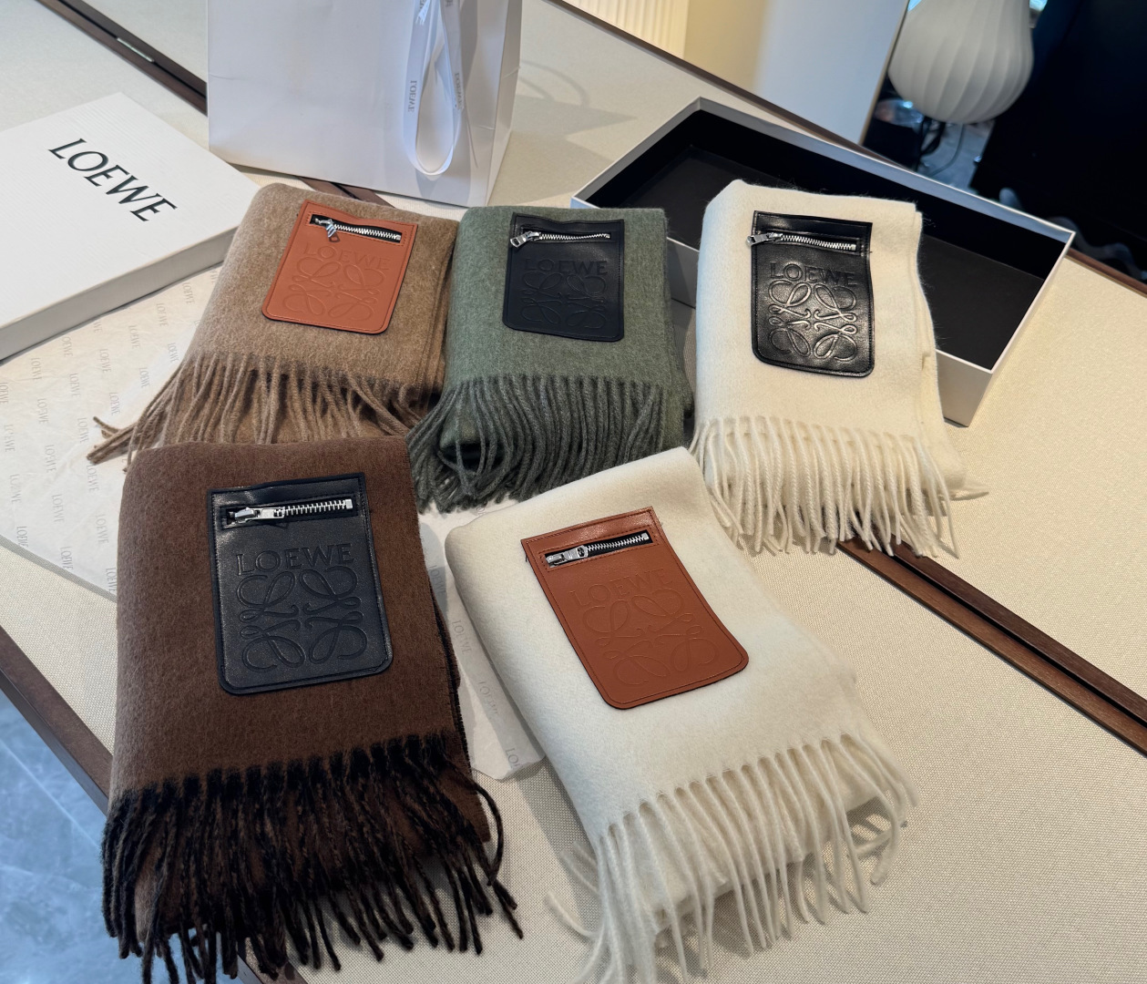🆕 上新！Loewe · 罗意威️难得一见的温柔配色，低调又不失优雅❗️】重点推荐❗️双面配色，一条围巾两种风格搭配，高