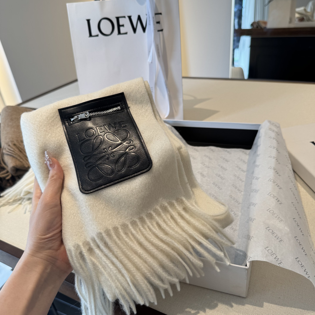 🆕 上新！Loewe · 罗意威️难得一见的温柔配色，低调又不失优雅❗️】重点推荐❗️双面配色，一条围巾两种风格搭配，高