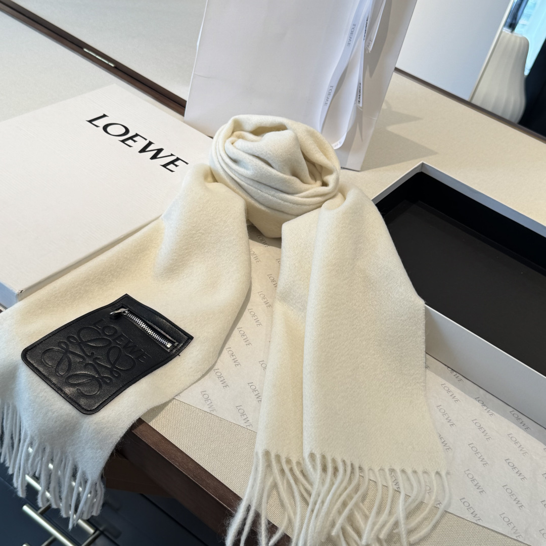 🆕 上新！Loewe · 罗意威️难得一见的温柔配色，低调又不失优雅❗️】重点推荐❗️双面配色，一条围巾两种风格搭配，高