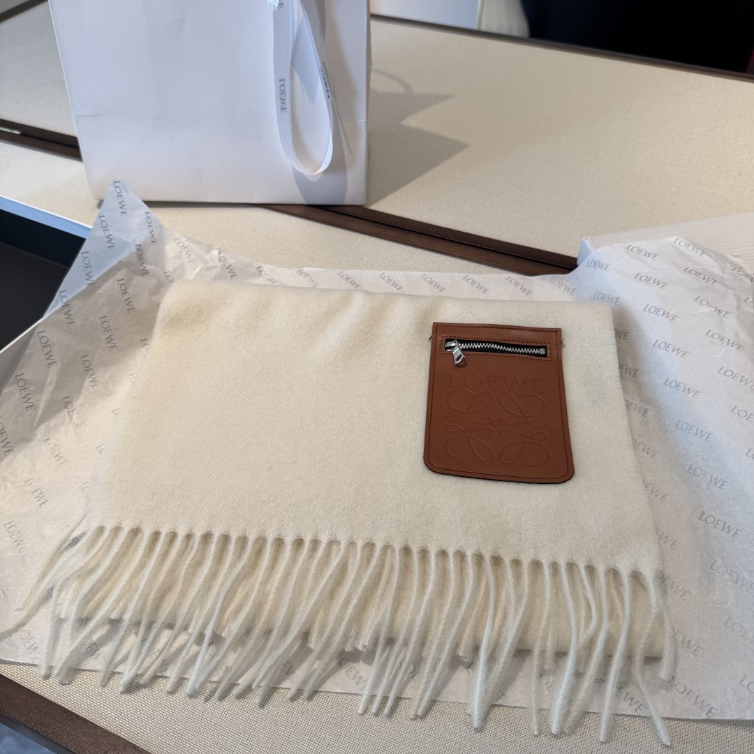 🆕 上新!Loewe · 罗意威️难得一见的温柔配色,低调又不失优雅❗️】重点推荐❗️双面配色,一条围巾两种风格搭配,高 🆕 上新!Loewe · 罗意威️难得一见的温柔配色,低调又不失优雅❗️】重点推荐❗️双面配色,一条围巾两种风格搭配,高