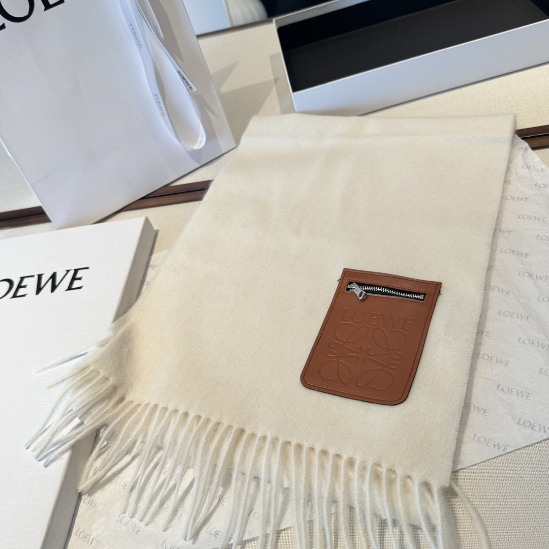 🆕 上新!Loewe · 罗意威️难得一见的温柔配色,低调又不失优雅❗️】重点推荐❗️双面配色,一条围巾两种风格搭配,高 🆕 上新!Loewe · 罗意威️难得一见的温柔配色,低调又不失优雅❗️】重点推荐❗️双面配色,一条围巾两种风格搭配,高