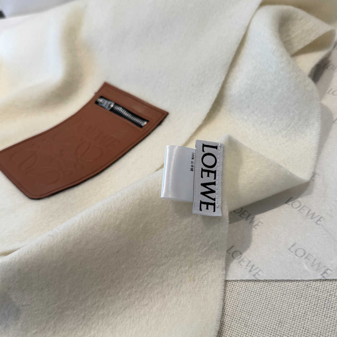 🆕 上新!Loewe · 罗意威️难得一见的温柔配色,低调又不失优雅❗️】重点推荐❗️双面配色,一条围巾两种风格搭配,高 🆕 上新!Loewe · 罗意威️难得一见的温柔配色,低调又不失优雅❗️】重点推荐❗️双面配色,一条围巾两种风格搭配,高