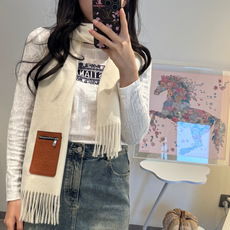 🆕 上新!Loewe · 罗意威️难得一见的温柔配色,低调又不失优雅❗️】重点推荐❗️双面配色,一条围巾两种风格搭配,高 🆕 上新!Loewe · 罗意威️难得一见的温柔配色,低调又不失优雅❗️】重点推荐❗️双面配色,一条围巾两种风格搭配,高