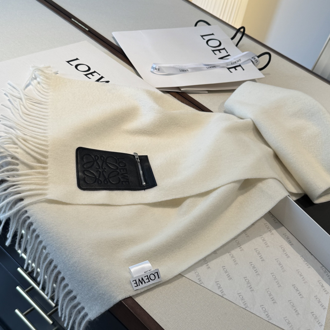 🆕 上新！Loewe · 罗意威️难得一见的温柔配色，低调又不失优雅❗️】重点推荐❗️双面配色，一条围巾两种风格搭配，高