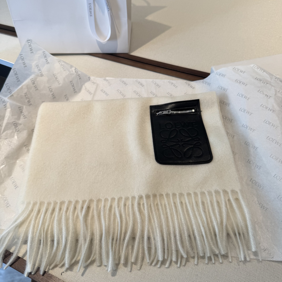🆕 上新！Loewe · 罗意威️难得一见的温柔配色，低调又不失优雅❗️】重点推荐❗️双面配色，一条围巾两种风格搭配，高