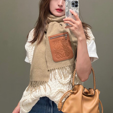 🆕 上新!Loewe · 罗意威️难得一见的温柔配色,低调又不失优雅❗️】重点推荐❗️双面配色,一条围巾两种风格搭配,高 🆕 上新!Loewe · 罗意威️难得一见的温柔配色,低调又不失优雅❗️】重点推荐❗️双面配色,一条围巾两种风格搭配,高