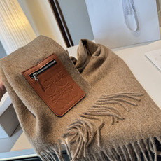 🆕 上新!Loewe · 罗意威️难得一见的温柔配色,低调又不失优雅❗️】重点推荐❗️双面配色,一条围巾两种风格搭配,高 🆕 上新!Loewe · 罗意威️难得一见的温柔配色,低调又不失优雅❗️】重点推荐❗️双面配色,一条围巾两种风格搭配,高