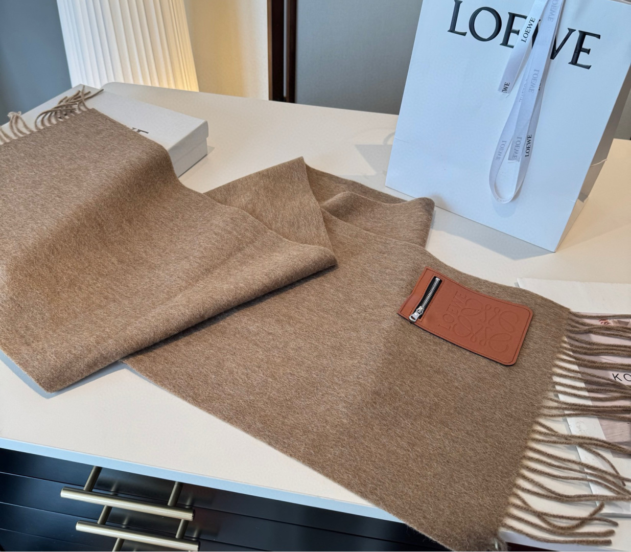 🆕 上新!Loewe · 罗意威️难得一见的温柔配色,低调又不失优雅❗️】重点推荐❗️双面配色,一条围巾两种风格搭配,高 🆕 上新!Loewe · 罗意威️难得一见的温柔配色,低调又不失优雅❗️】重点推荐❗️双面配色,一条围巾两种风格搭配,高