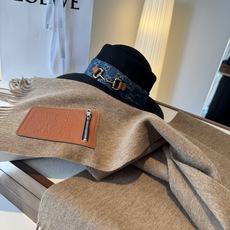 🆕 上新!Loewe · 罗意威️难得一见的温柔配色,低调又不失优雅❗️】重点推荐❗️双面配色,一条围巾两种风格搭配,高 🆕 上新!Loewe · 罗意威️难得一见的温柔配色,低调又不失优雅❗️】重点推荐❗️双面配色,一条围巾两种风格搭配,高