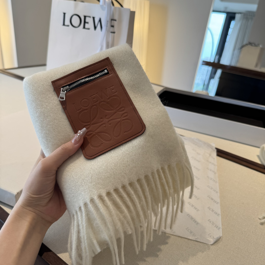 🆕 上新!Loewe · 罗意威️难得一见的温柔配色,低调又不失优雅❗️】重点推荐❗️双面配色,一条围巾两种风格搭配,高 🆕 上新!Loewe · 罗意威️难得一见的温柔配色,低调又不失优雅❗️】重点推荐❗️双面配色,一条围巾两种风格搭配,高
