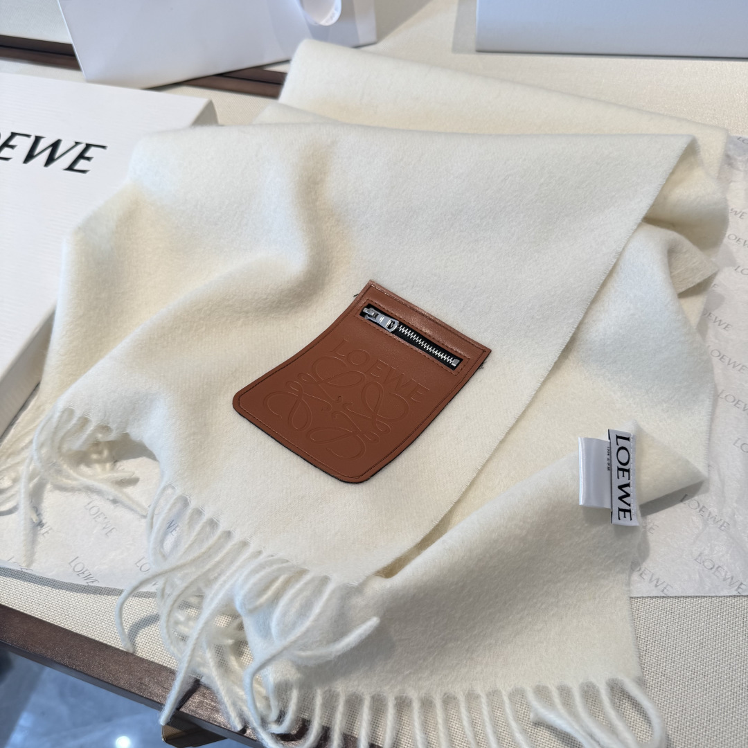 🆕 上新!Loewe · 罗意威️难得一见的温柔配色,低调又不失优雅❗️】重点推荐❗️双面配色,一条围巾两种风格搭配,高 🆕 上新!Loewe · 罗意威️难得一见的温柔配色,低调又不失优雅❗️】重点推荐❗️双面配色,一条围巾两种风格搭配,高