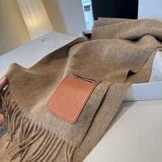 🆕 上新!Loewe · 罗意威️难得一见的温柔配色,低调又不失优雅❗️】重点推荐❗️双面配色,一条围巾两种风格搭配,高 🆕 上新!Loewe · 罗意威️难得一见的温柔配色,低调又不失优雅❗️】重点推荐❗️双面配色,一条围巾两种风格搭配,高