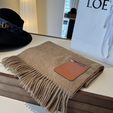 🆕 上新!Loewe · 罗意威️难得一见的温柔配色,低调又不失优雅❗️】重点推荐❗️双面配色,一条围巾两种风格搭配,高 🆕 上新!Loewe · 罗意威️难得一见的温柔配色,低调又不失优雅❗️】重点推荐❗️双面配色,一条围巾两种风格搭配,高