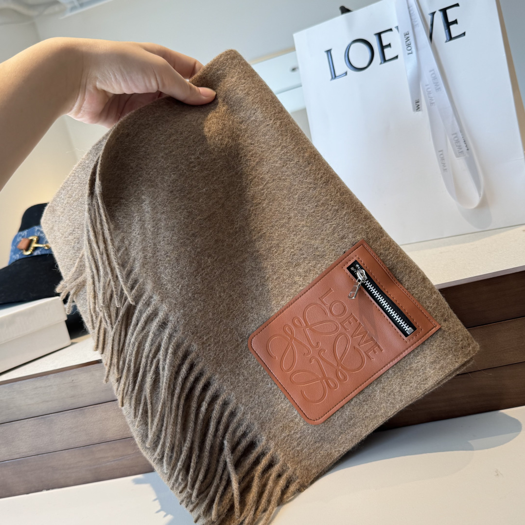 🆕 上新!Loewe · 罗意威️难得一见的温柔配色,低调又不失优雅❗️】重点推荐❗️双面配色,一条围巾两种风格搭配,高 🆕 上新!Loewe · 罗意威️难得一见的温柔配色,低调又不失优雅❗️】重点推荐❗️双面配色,一条围巾两种风格搭配,高