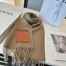 🆕 上新!Loewe · 罗意威️难得一见的温柔配色,低调又不失优雅❗️】重点推荐❗️双面配色,一条围巾两种风格搭配,高 🆕 上新!Loewe · 罗意威️难得一见的温柔配色,低调又不失优雅❗️】重点推荐❗️双面配色,一条围巾两种风格搭配,高