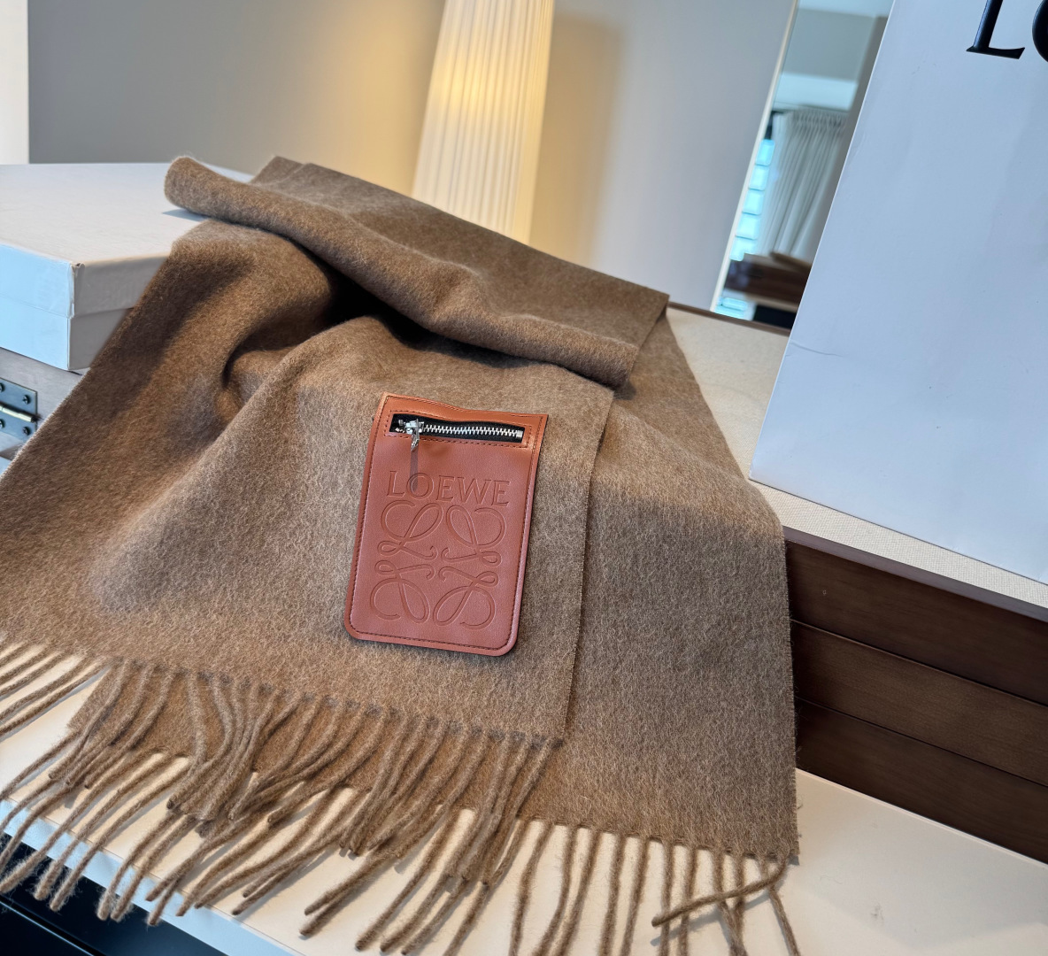 🆕 上新!Loewe · 罗意威️难得一见的温柔配色,低调又不失优雅❗️】重点推荐❗️双面配色,一条围巾两种风格搭配,高 🆕 上新!Loewe · 罗意威️难得一见的温柔配色,低调又不失优雅❗️】重点推荐❗️双面配色,一条围巾两种风格搭配,高