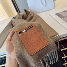 🆕 上新!Loewe · 罗意威️难得一见的温柔配色,低调又不失优雅❗️】重点推荐❗️双面配色,一条围巾两种风格搭配,高 🆕 上新!Loewe · 罗意威️难得一见的温柔配色,低调又不失优雅❗️】重点推荐❗️双面配色,一条围巾两种风格搭配,高