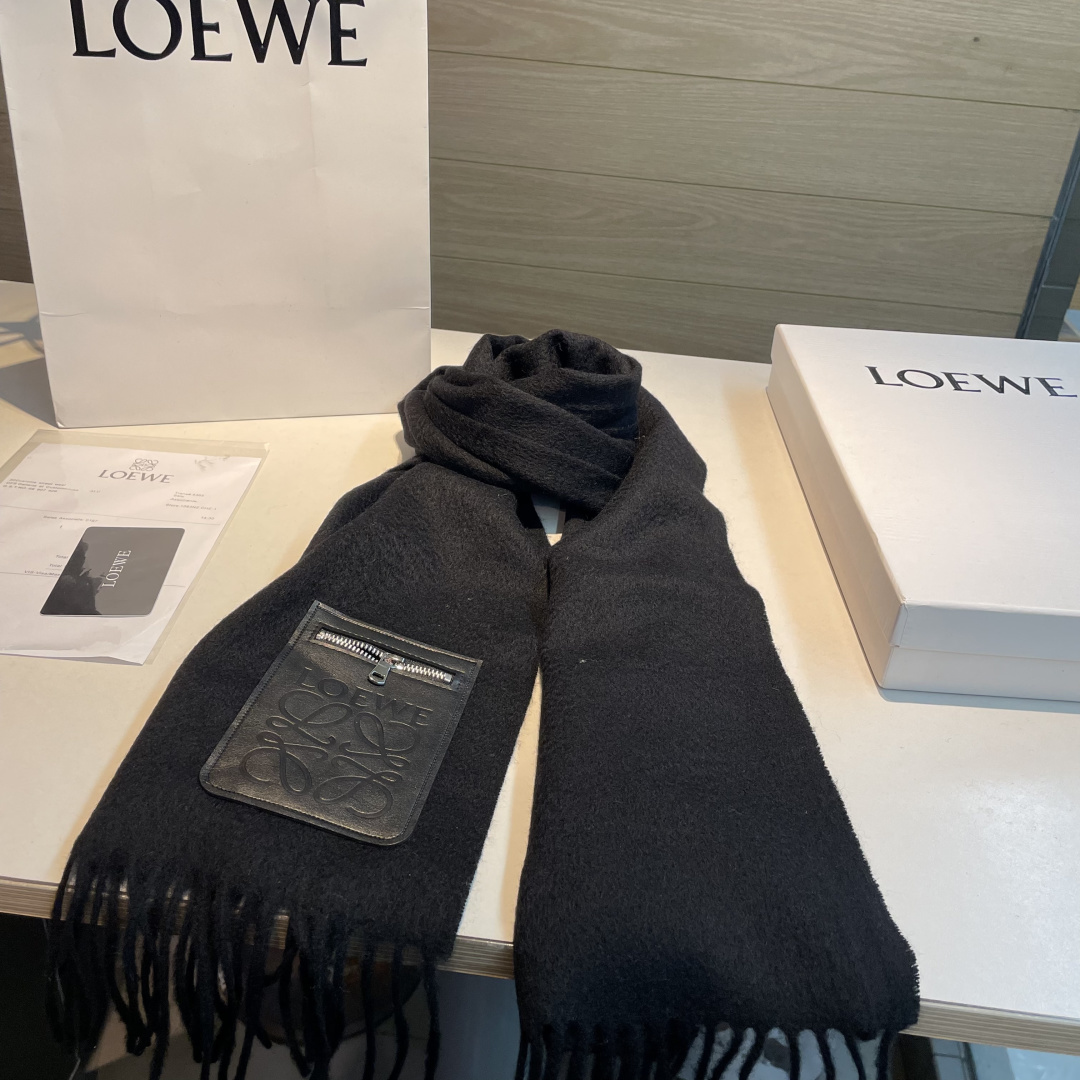 🆕 上新！Loewe · 罗意威️难得一见的温柔配色，低调又不失优雅❗️】重点推荐❗️双面配色，一条围巾两种风格搭配，高