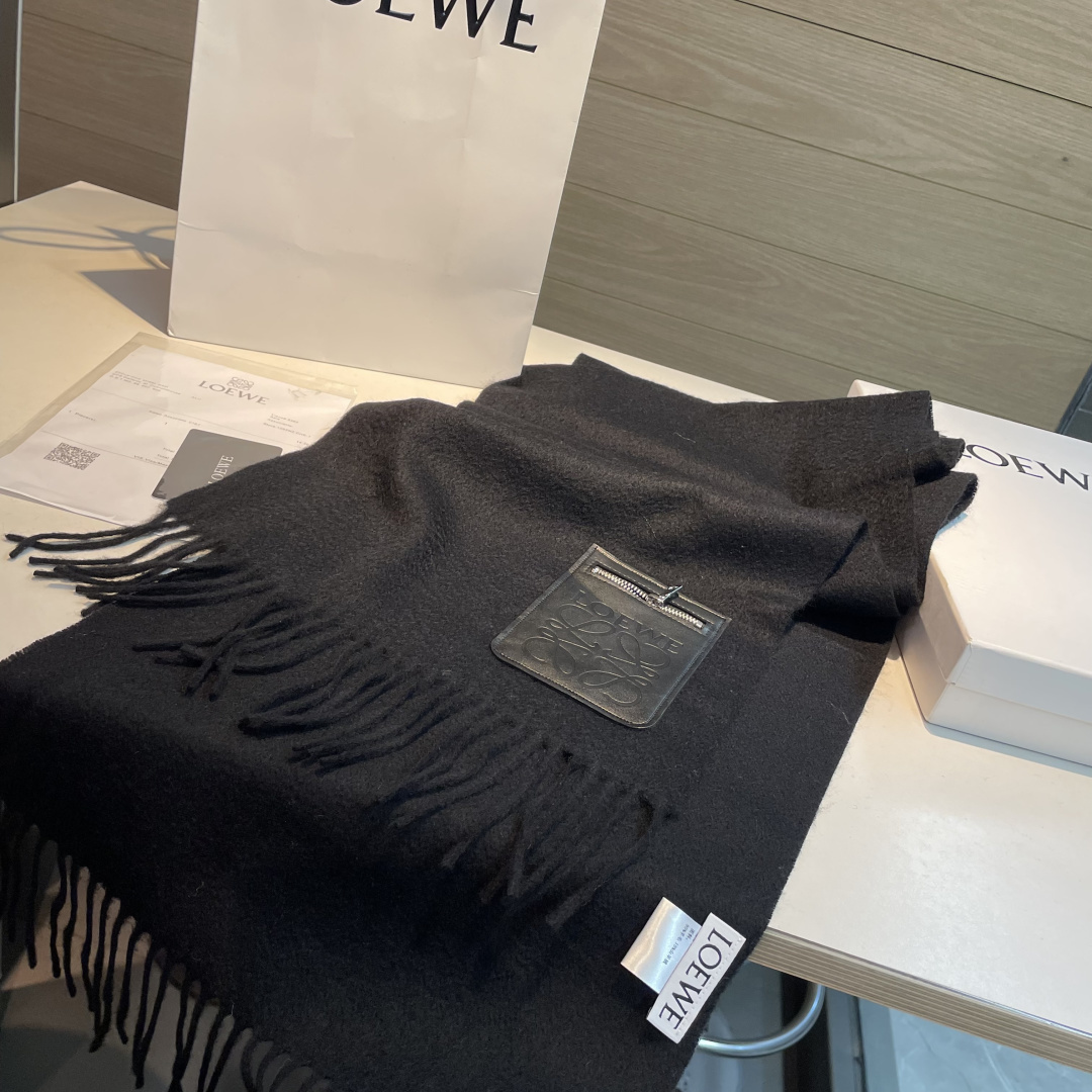 🆕 上新！Loewe · 罗意威️难得一见的温柔配色，低调又不失优雅❗️】重点推荐❗️双面配色，一条围巾两种风格搭配，高