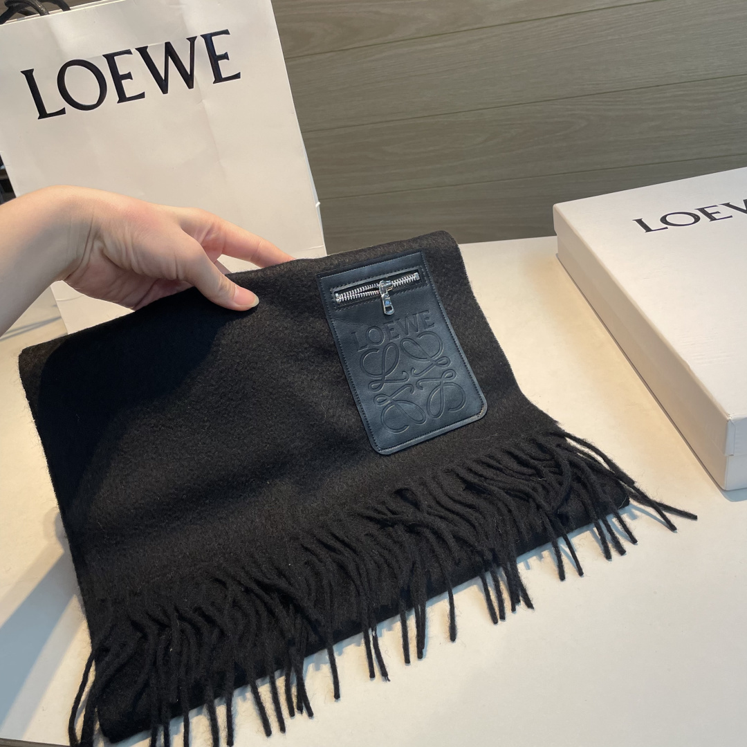 🆕 上新！Loewe · 罗意威️难得一见的温柔配色，低调又不失优雅❗️】重点推荐❗️双面配色，一条围巾两种风格搭配，高