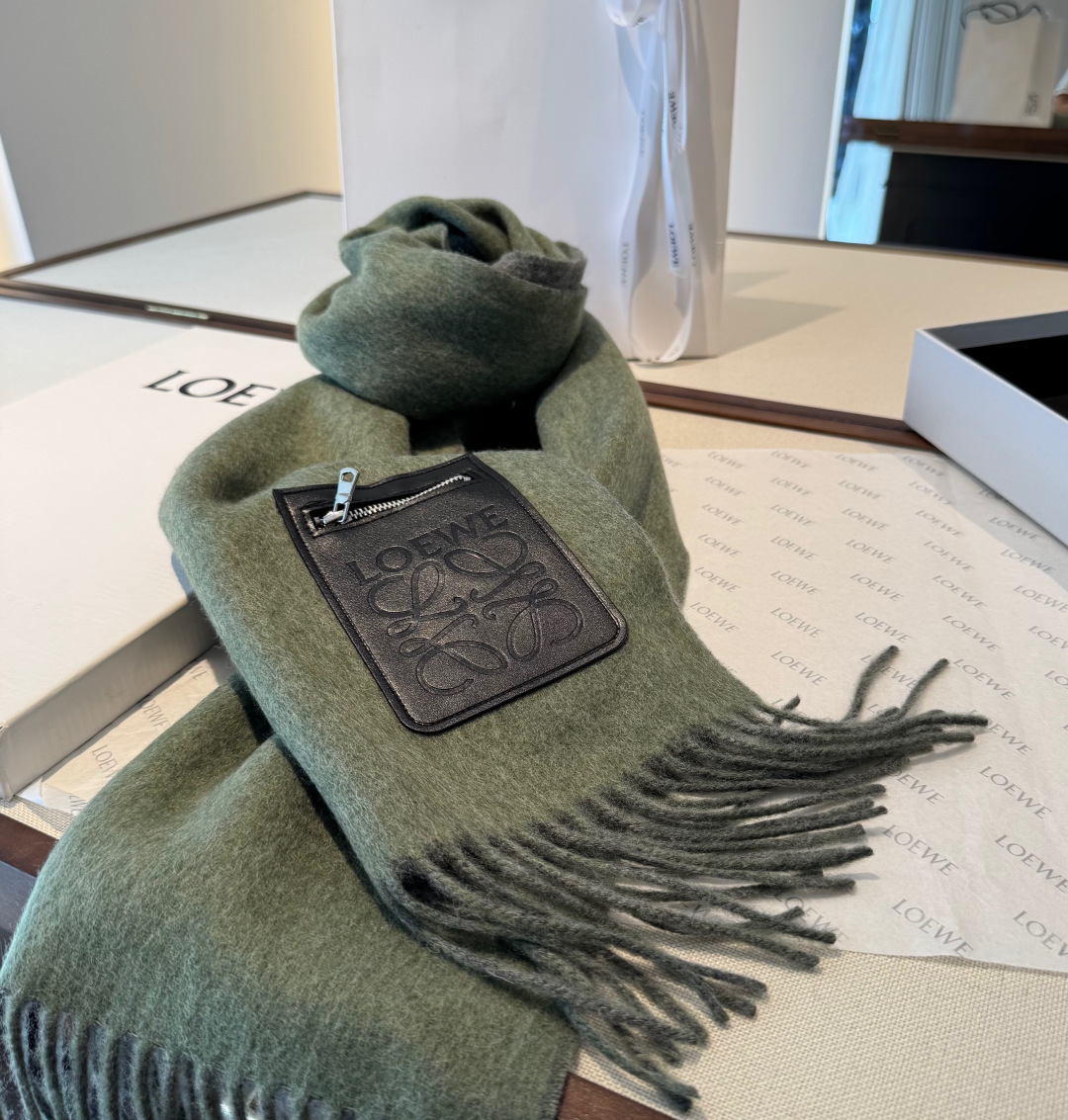🆕 上新！Loewe · 罗意威️难得一见的温柔配色，低调又不失优雅❗️】重点推荐❗️双面配色，一条围巾两种风格搭配，高