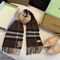 Burberry(巴宝莉)最新双面战马Logo格子羊毛围巾👍完全等于2条围巾‼️专柜热卖的新款,非 Burberry(巴宝莉)最新双面战马Logo格子羊毛围巾👍完全等于2条围巾‼️专柜热卖的新款,非