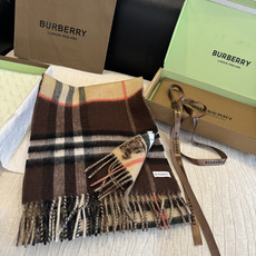 Burberry(巴宝莉)最新双面战马Logo格子羊毛围巾👍完全等于2条围巾‼️专柜热卖的新款,非 Burberry(巴宝莉)最新双面战马Logo格子羊毛围巾👍完全等于2条围巾‼️专柜热卖的新款,非