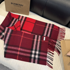 Burberry(巴宝莉)最新双面战马Logo格子羊毛围巾👍完全等于2条围巾‼️专柜热卖的新款,非 Burberry(巴宝莉)最新双面战马Logo格子羊毛围巾👍完全等于2条围巾‼️专柜热卖的新款,非